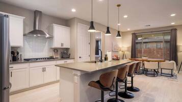 Geladeira, lava-louças, cafeteira/chaleira