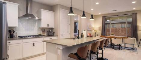 Frigorífico, lavavajillas, cafetera o tetera y utensilios de cocina