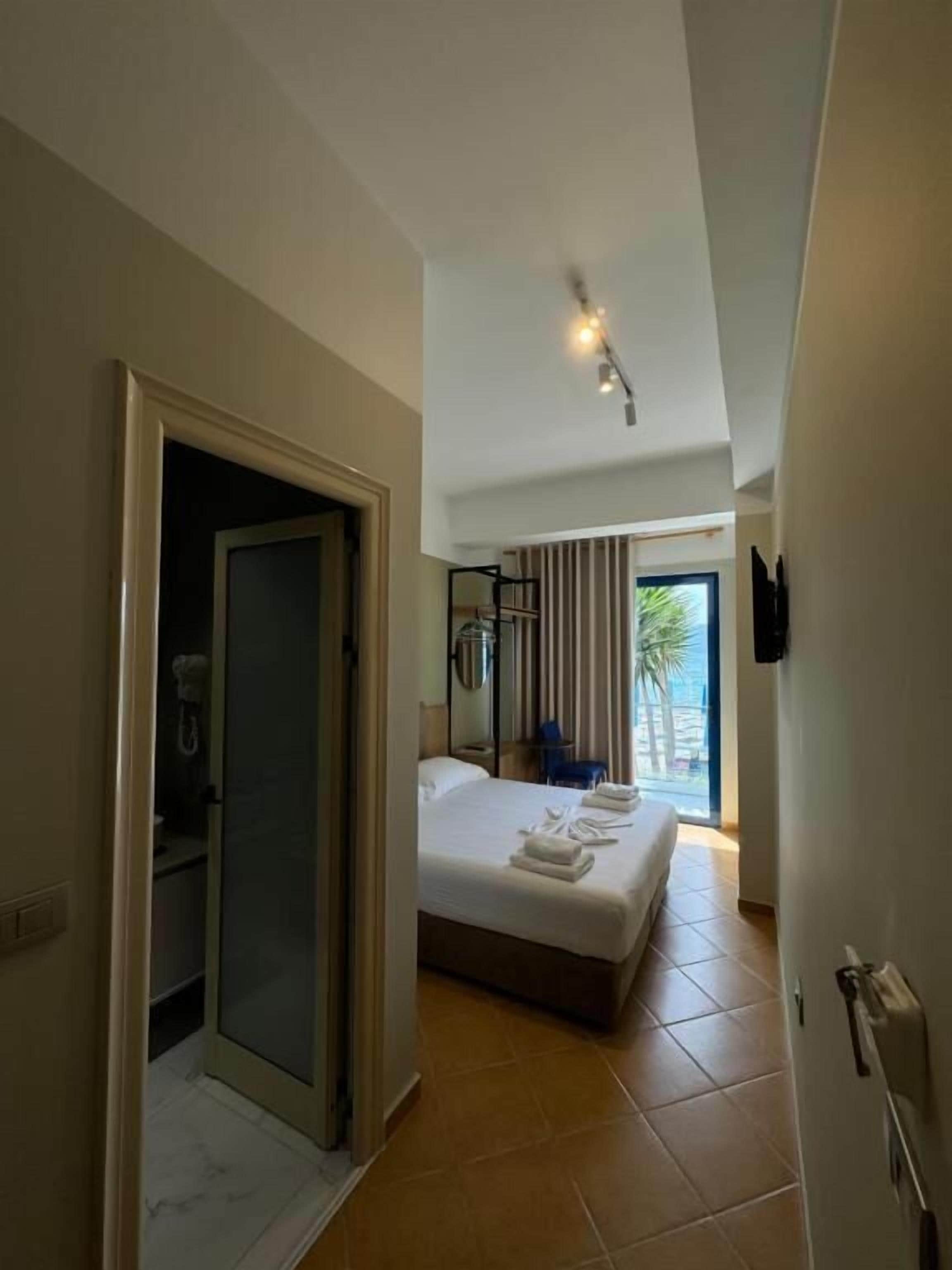 Minibar, sistema de insonorización, wifi gratis y ropa de cama