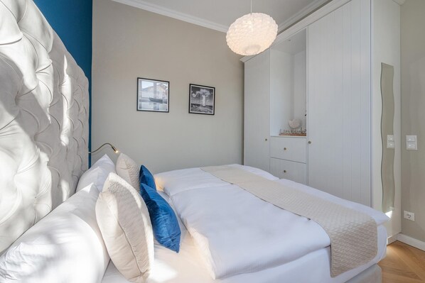 1 habitación, tabla de planchar con plancha y cuna de viaje 