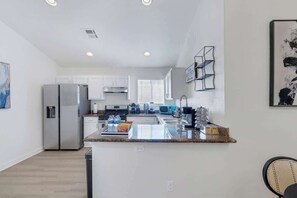 Kylskåp, mikrovågsugn, ugn och spishäll