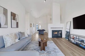 Fernseher, Kamin, Arbeitsbereiche