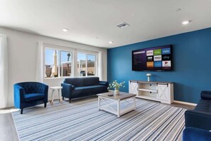 Una televisión, una oficina