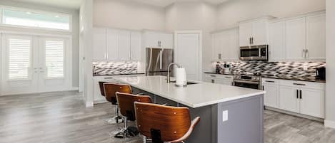 冷蔵庫、電子レンジ、オーブン、コンロ