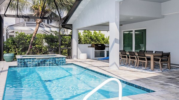 Una piscina al aire libre, una piscina climatizada