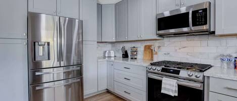 Kühlschrank, Mikrowelle, Ofen, Herdplatte