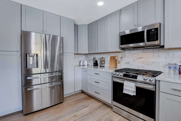 Frigorífic, microones, forn i placa de cuina 