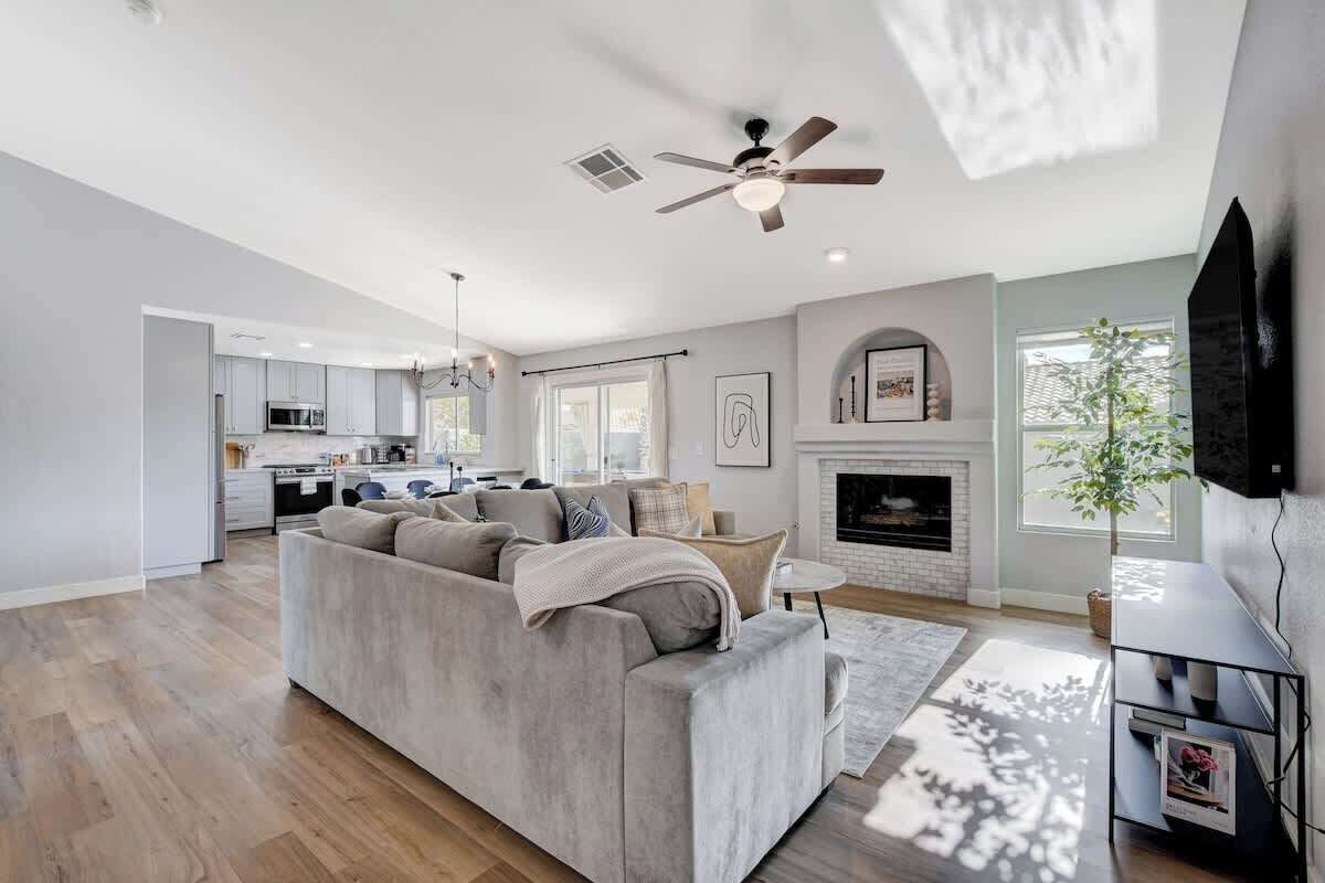 Fernseher, Kamin, Arbeitsbereiche