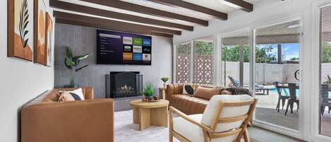 Televisión, chimenea y oficina