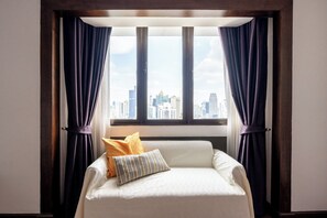 1 chambre, bureau, fer et planche à repasser, lit parapluie