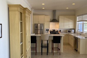 Fridge, microwave, oven, dishwasher - Starboard House  (Abaco)