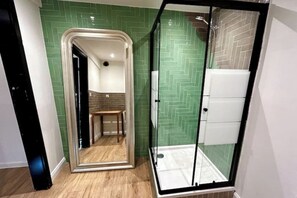 Shower, hair dryer, towels, soap - Stylish loft apartment  (Bensheim)