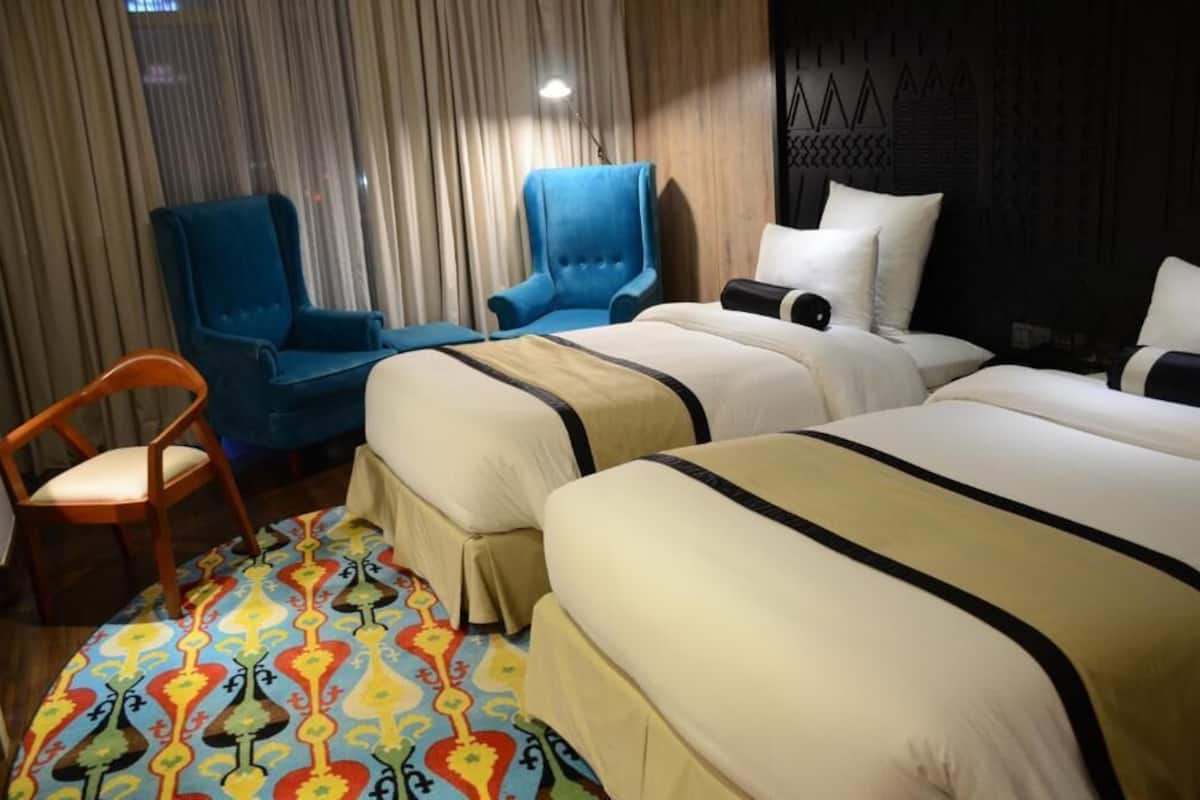 Chambre Supérieure avec lits jumeaux, vue ville | Coffres-forts dans les chambres, bureau