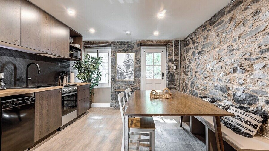 Beautiful Vieux Quebec 2 Bed Apt