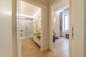 Dusche, umweltfreundliche Kosmetikartikel, Haartrockner, Bidet