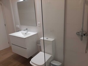 Dusche, Handtücher, Toilettenpapier