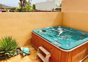 Outdoor spa tub - Delightful holiday villa with pool and hot tub (Corralejo)