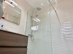 Ducha, secador de pelo y toallas