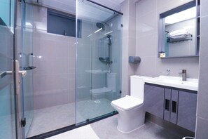 Shower, hair dryer, towels - 2 Bed Apartment Sleeps 4 - Balcony, Parking, Wifi (Nairobi)