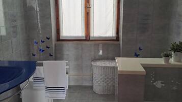 Dusche, Haartrockner, Bidet, Handtücher