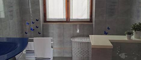 Suihku, hiustenkuivaaja, bidee, pyyhkeet