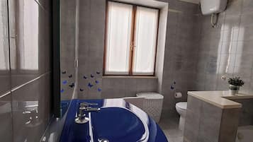 Dusche, Haartrockner, Bidet, Handtücher