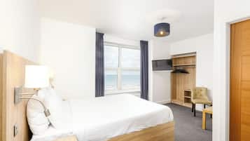 Escritorio, tabla de planchar con plancha, wifi gratis y ropa de cama