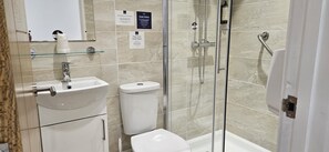 Family Room | Bathroom | Towels, soap, shampoo, toilet paper - Sandringham Hotel (Weston-super-Mare)