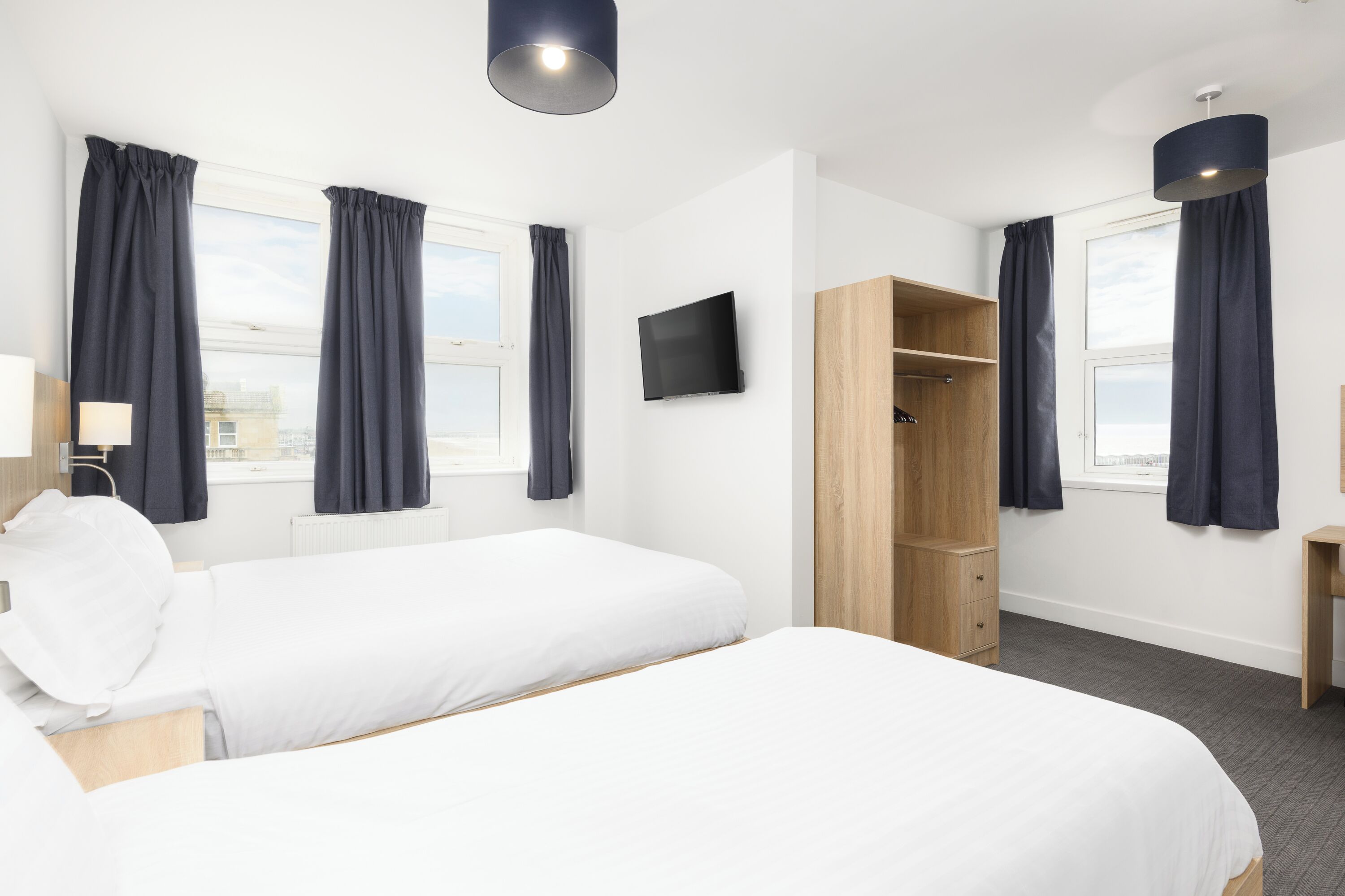 Tremannsrom, sjøutsikt | Skrivebord, strykejern/-brett, wi-fi (inkludert) og sengetøy