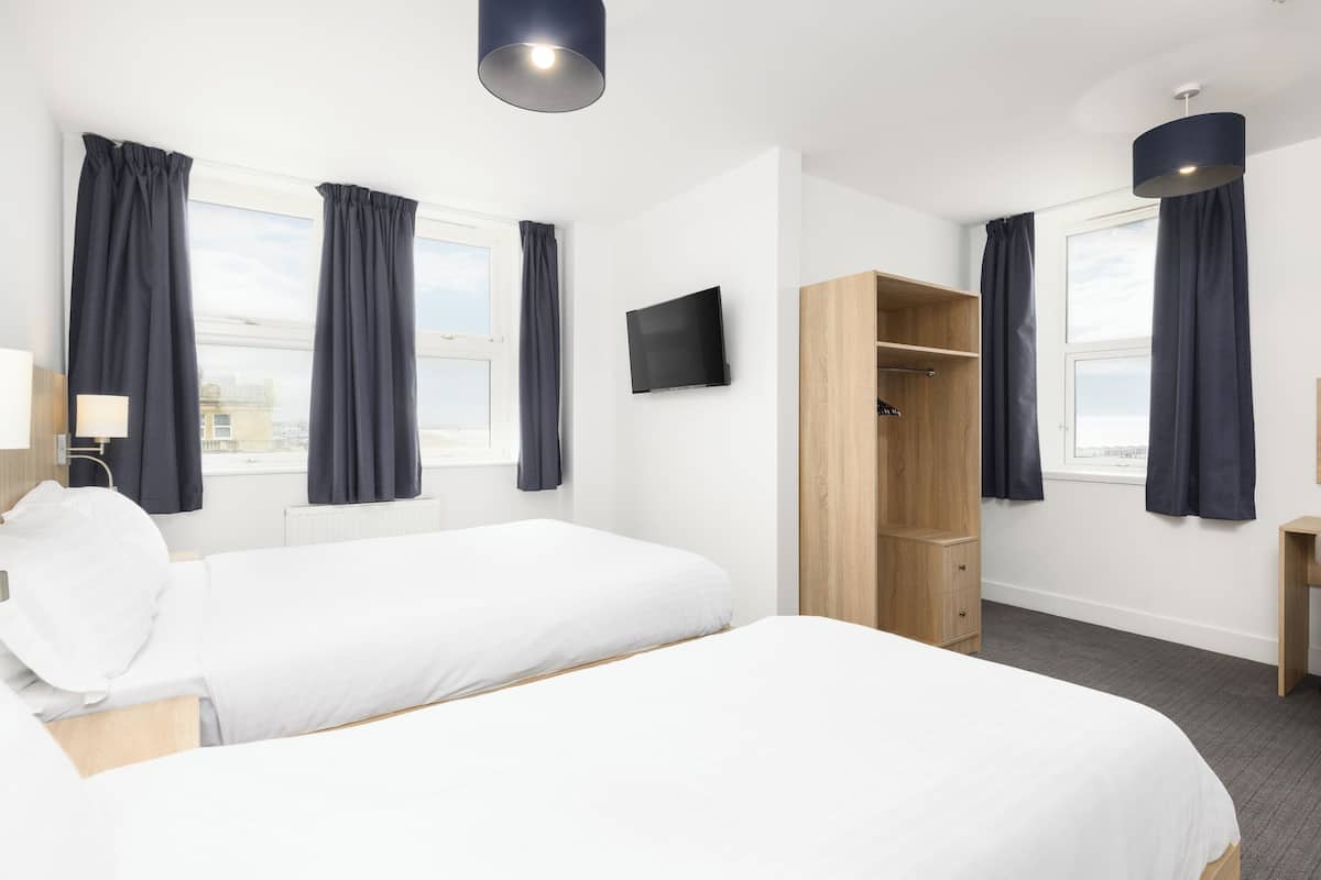 Tremannsrom, sjøutsikt | Skrivebord, strykejern/-brett, wi-fi (inkludert) og sengetøy