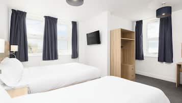 Escritorio, tabla de planchar con plancha, wifi gratis y ropa de cama