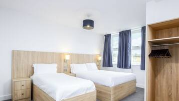 Escritorio, tabla de planchar con plancha, wifi gratis y ropa de cama