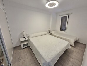 1 camera, ferro/asse da stiro, lenzuola