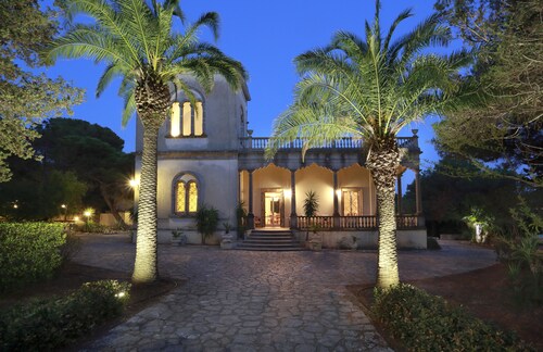 AUGUST LAST-MINUTE OFFER - Luxury Historic Liberty Villa with Private Pool & Park for 16 Guests