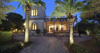 AUGUST LAST-MINUTE OFFER - Luxury Historic Liberty Villa with Private Pool & Park for 16 Guests