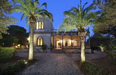 AUGUST LAST-MINUTE OFFER - Luxury Historic Liberty Villa with Private Pool & Park for 16 Guests