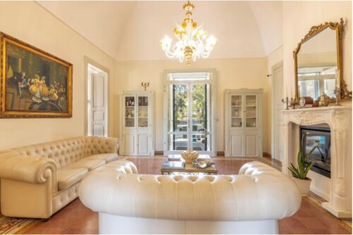 AUGUST LAST-MINUTE OFFER - Luxury Historic Liberty Villa with Private Pool & Park for 16 Guests