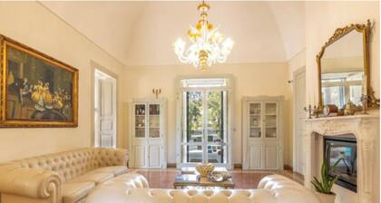 AUGUST LAST-MINUTE OFFER - Luxury Historic Liberty Villa with Private Pool & Park for 16 Guests