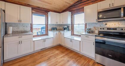 Scenic 4BR retreat with valley views, minutes from Blacksburg and Lane Stadium, sleeps 12