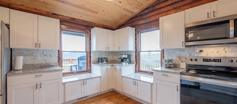 Scenic 4BR retreat with valley views, minutes from Blacksburg and Lane Stadium, sleeps 12