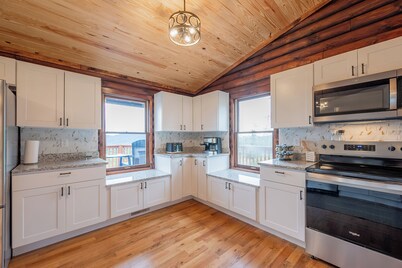 Scenic 4BR retreat with valley views, minutes from Blacksburg and Lane Stadium, sleeps 12