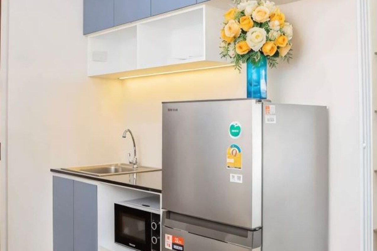 Private kitchen | Fridge, microwave, cookware/dishes/utensils