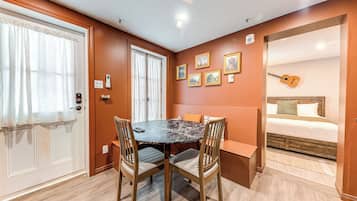 Apartamento luxo, varanda | Opções para refeição no quarto