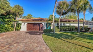 Exterior - Casa Del Mar - Pet Friendly House on Siesta Key w/ Outdoor Patio & Private Screened-In Heated Pool! (Sarasota)