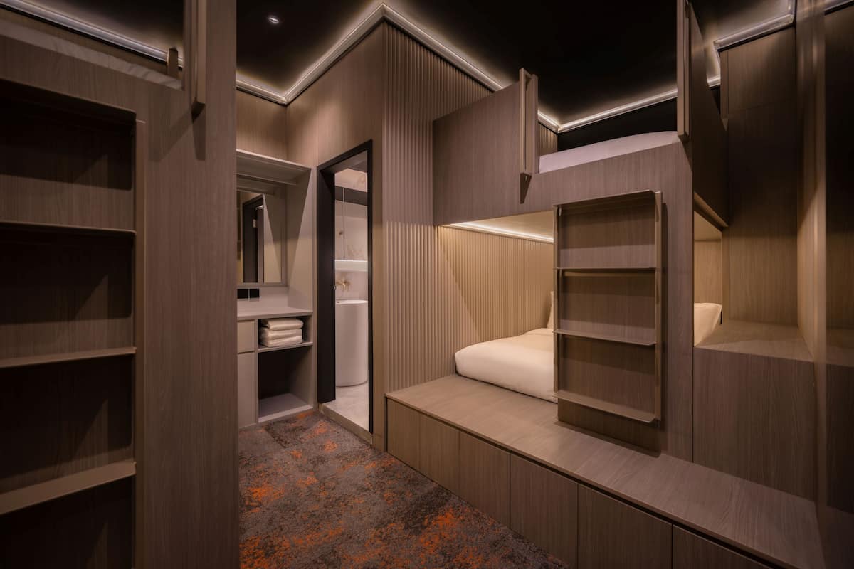 Family Room 2 Queen + 2 Single Bed (Ensuite) | Desk, soundproofing, free WiFi, bed sheets