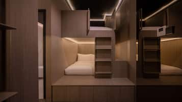 Family Room 2 Queen + 2 Single Bed (Ensuite) | Bàn, phòng cách âm, truy cập Internet không dây miễn phí
