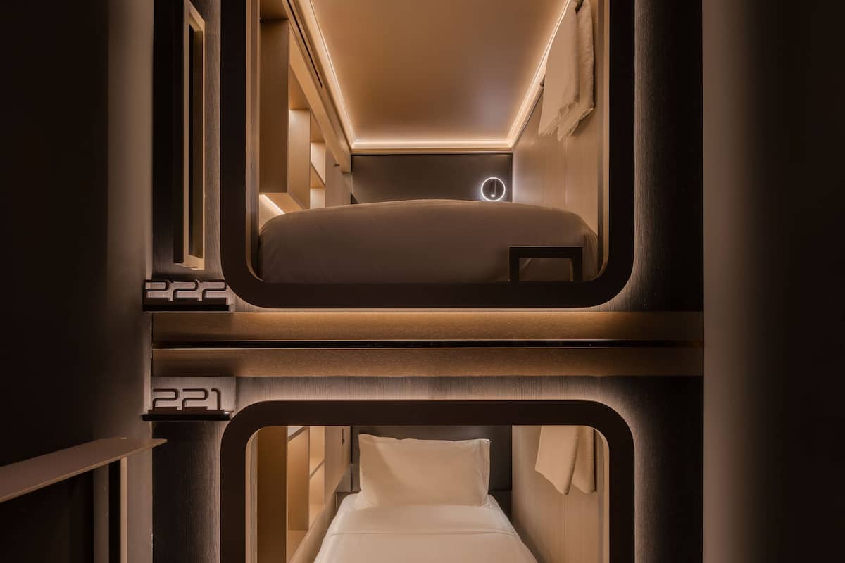 Desk, soundproofing, free WiFi, bed sheets