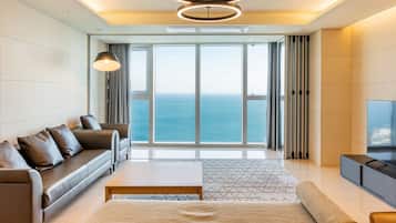Superb Ocean View Suite (Mipo Harbor View) | Individually decorated, individually furnished, blackout drapes