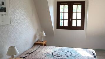 5 chambres, fer et planche à repasser, Wi-Fi, draps fournis