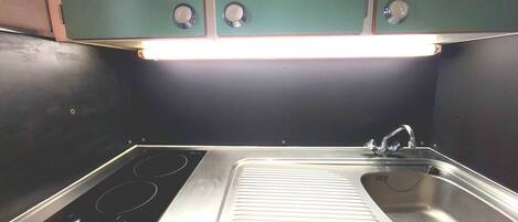 Een koelkast, een oven, een kookplaat, een koffiezetapparaat/waterkoker